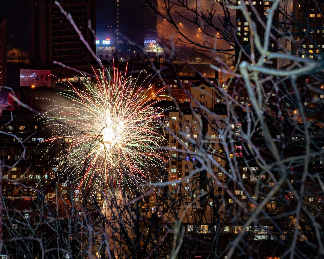 Ein lebendiges und festliches Bild zur Feier des neuen Jahres, mit Feuerwerk und Konfetti im Hintergrund.