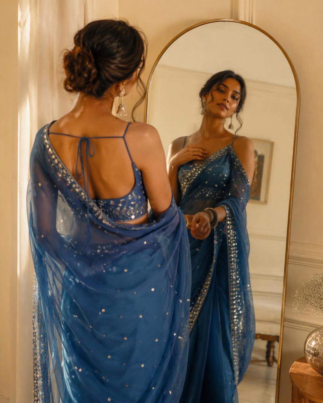Ritratto a specchio sari blu pastello con elegante stile alla moda