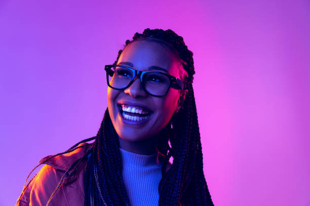 Pembe ve mavi parıltılı neon renkli ışık efekti