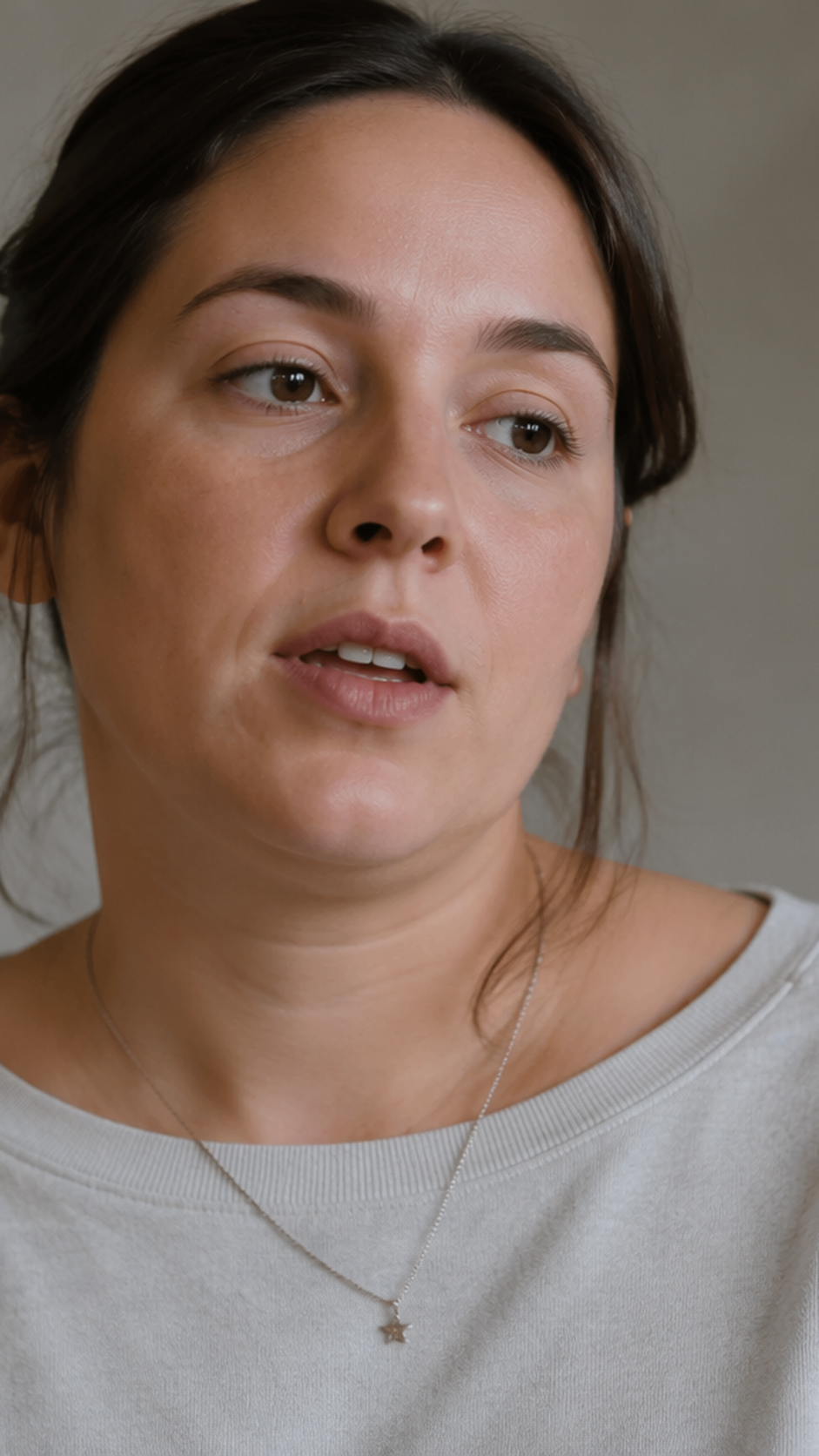 Dreamina entfernt Halskette vom Video-Handy-Helden