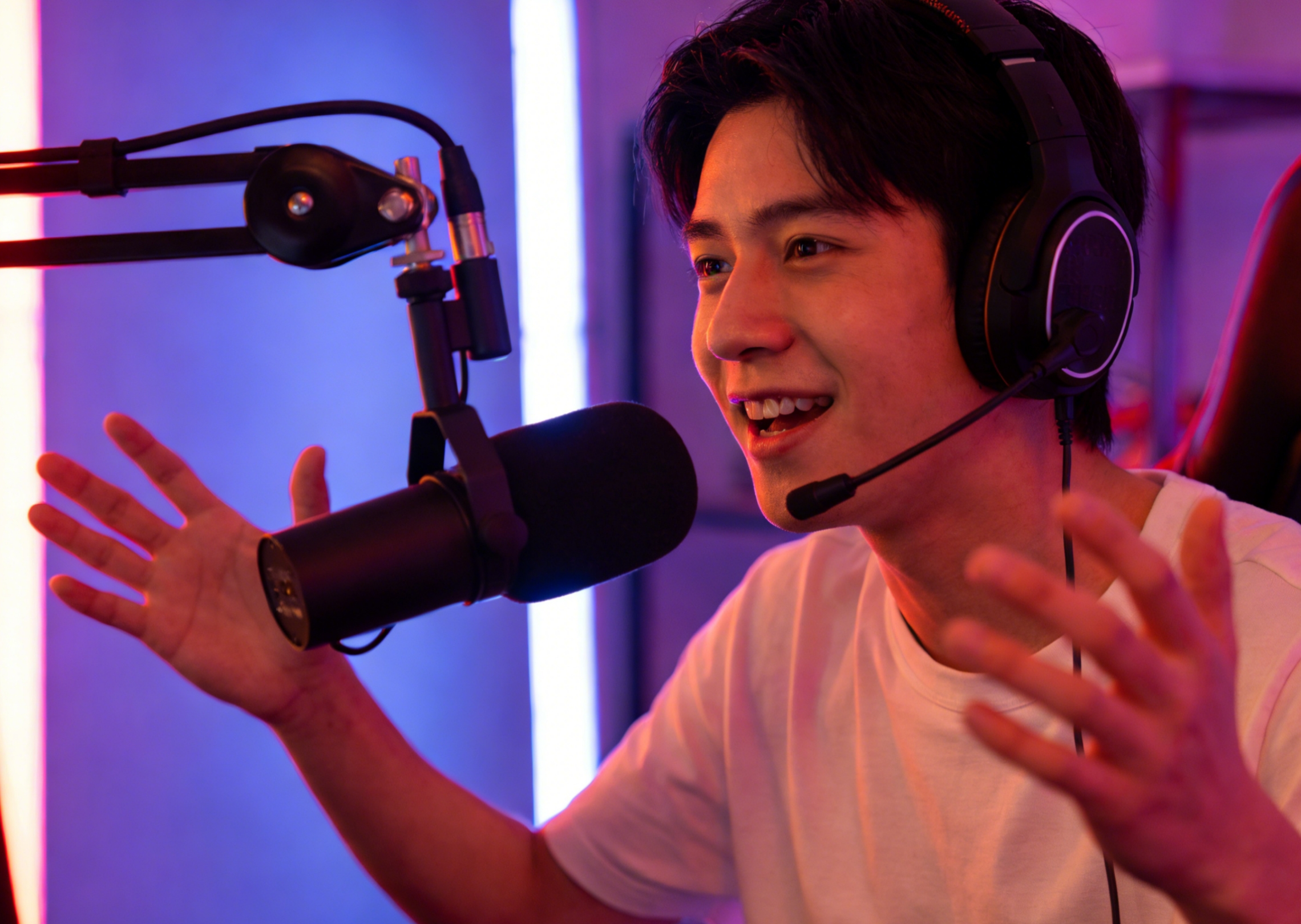 Erzeugen Sie einen Voice-over-Ton eines männlichen Spielers, der in einem energiegeladenen, einnehmenden Ton spricht