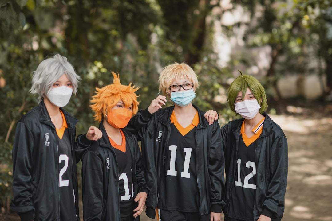 teman anime berdiri bersama menunjukkan ikatan yang tidak bisa dipatahkan