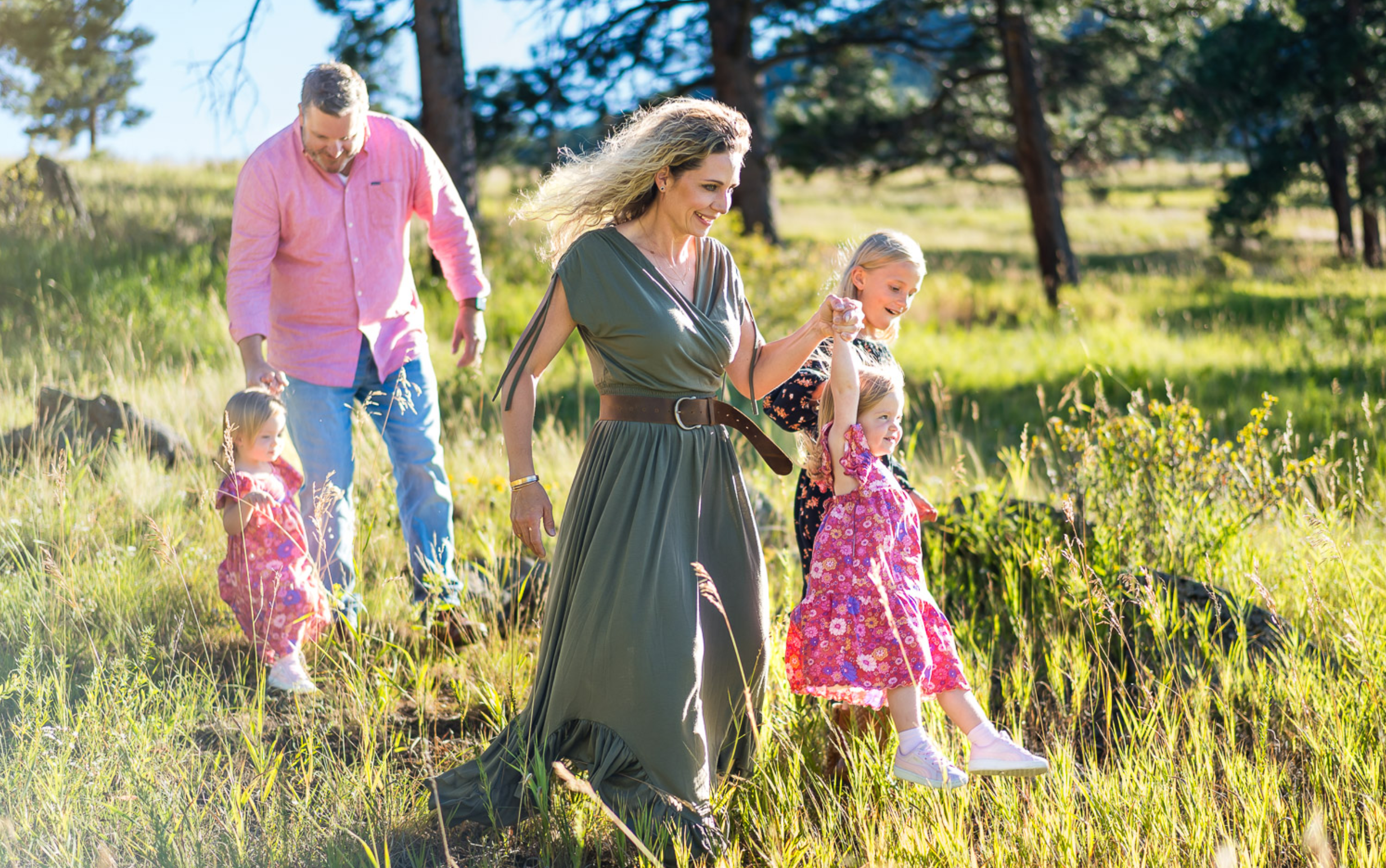 How to take candid shots like an expert: Shooting from the hip