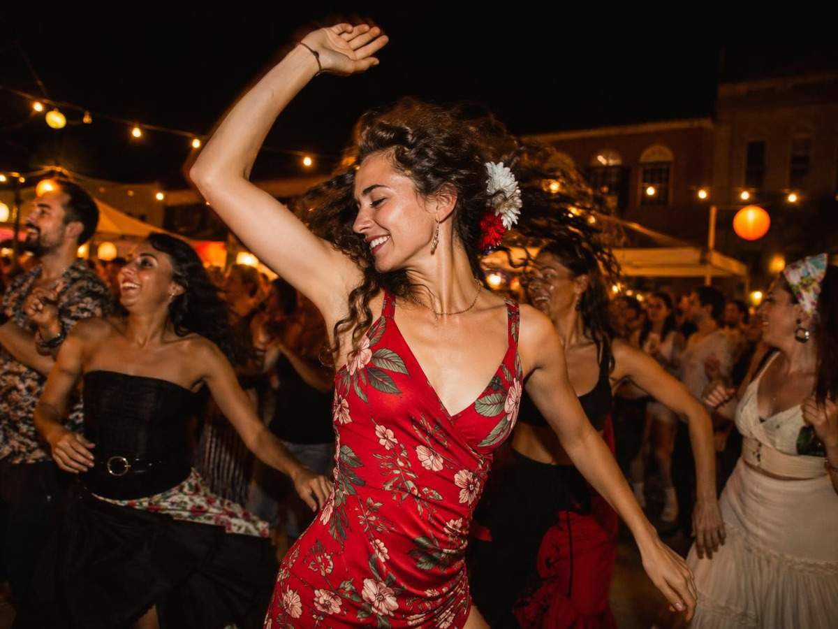 Festival dance video generator prompt cover 3 sa 4: 3