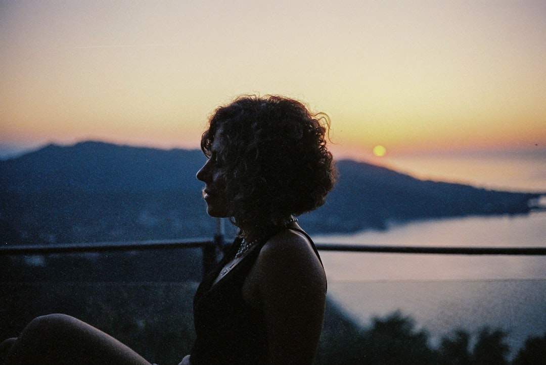 O persoană care privește gânditoare la apusul soarelui, inspirată de un film.