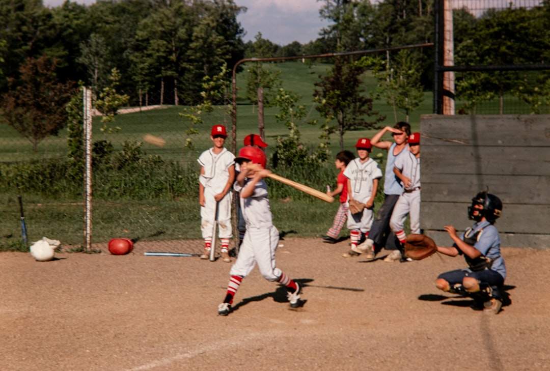 Un collage de estilo vintage de imágenes que representan momentos clave en la vida de Jackie Robinson: jugando al béisbol, con su familia y durante actividades por los derechos civiles.