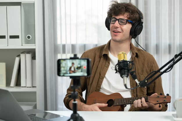 Vlogger de música cantando e tocando violão no estúdio.