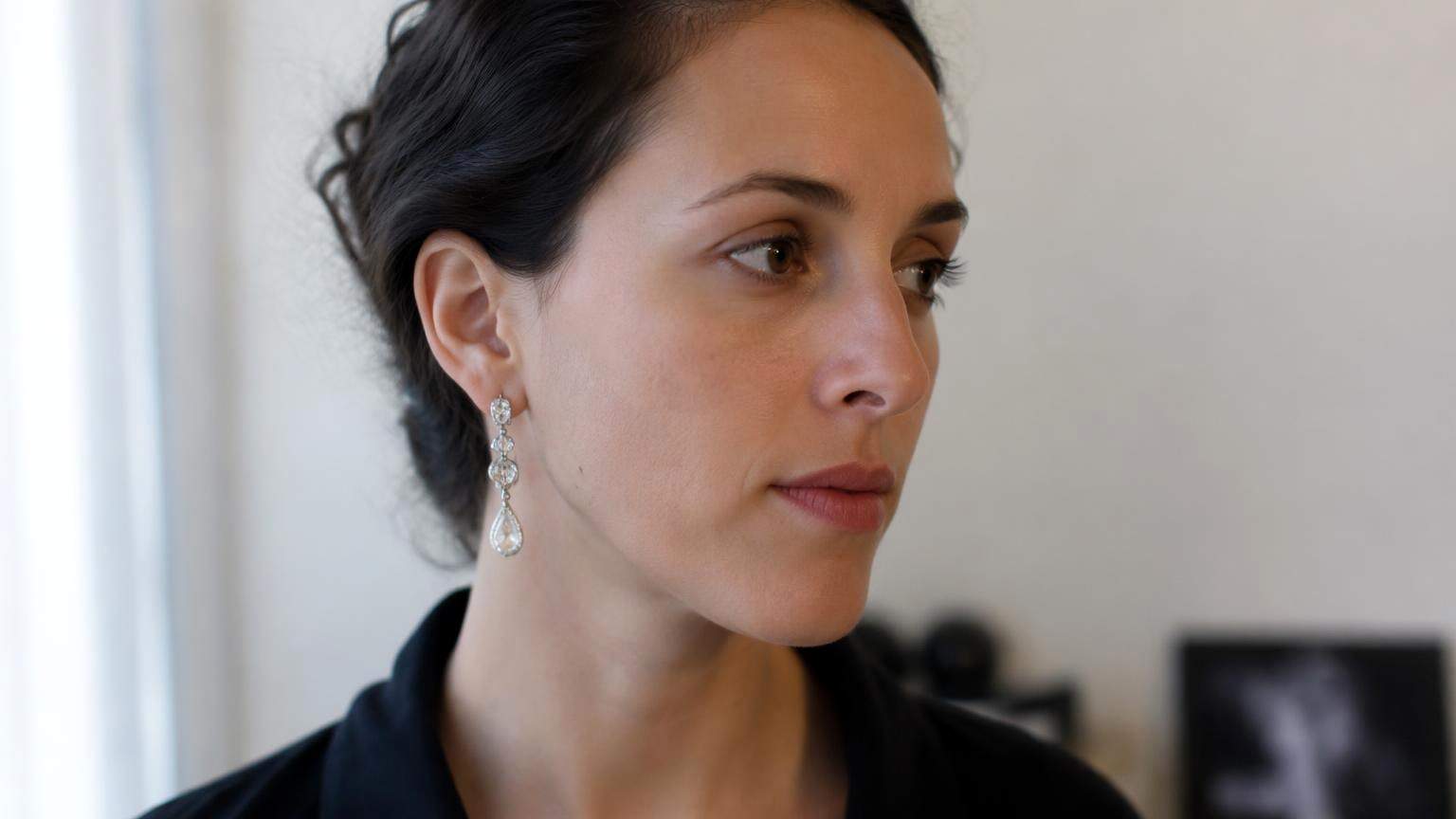 Dreamina remove earrings from video prompt example 2: Repair the background naturally