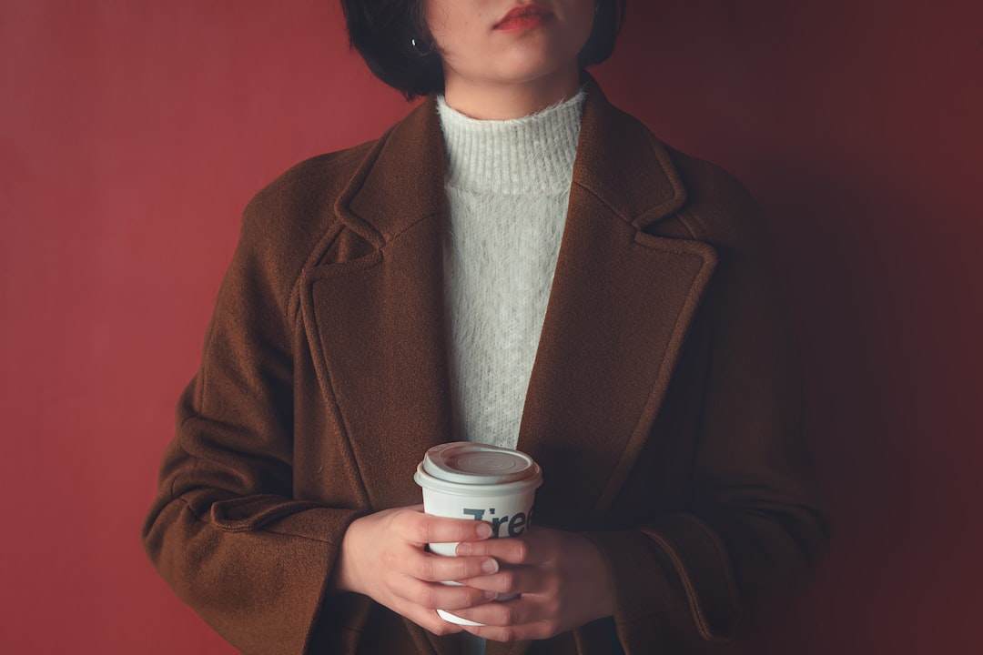背景を単色の補色に変更した人物のポートレート写真