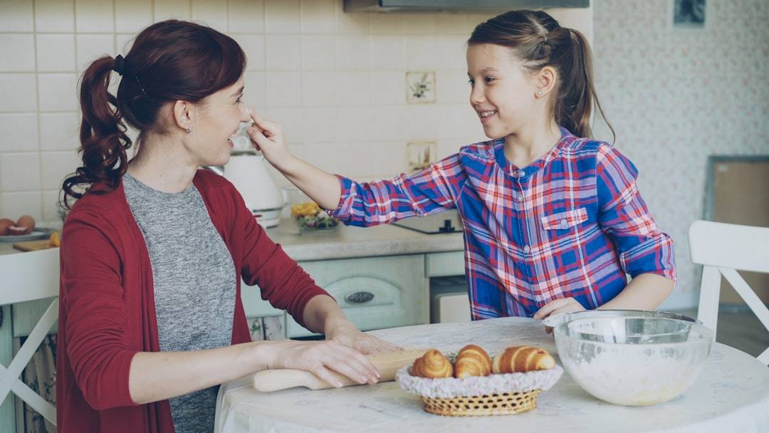 En mor och dotter skrattar tillsammans