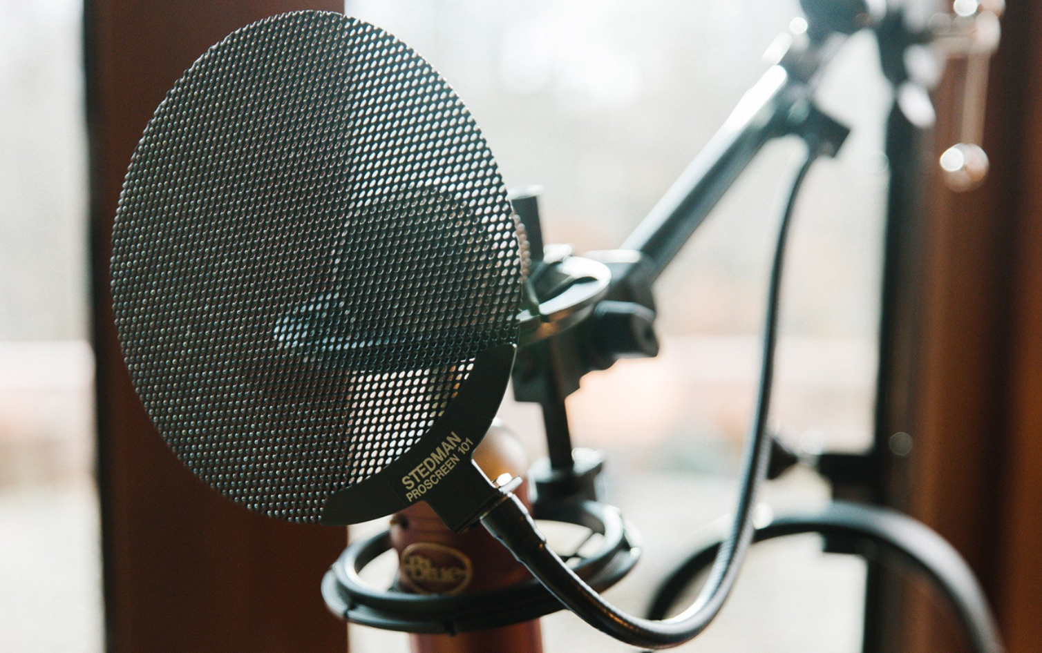 Penapis pop - peralatan rakaman podcast penting