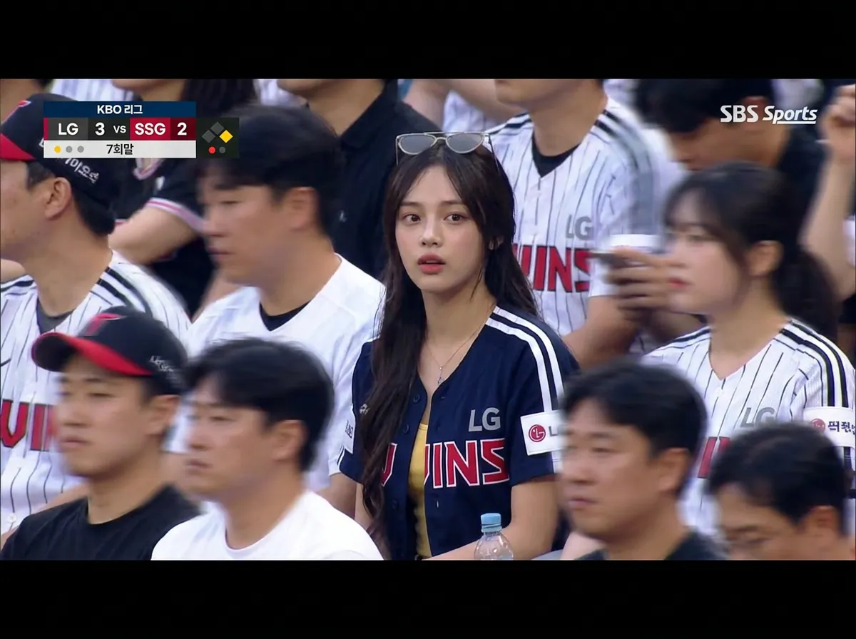 Stellen Sie die trendige Baseball-Fan-Cam-Ästhetik nach