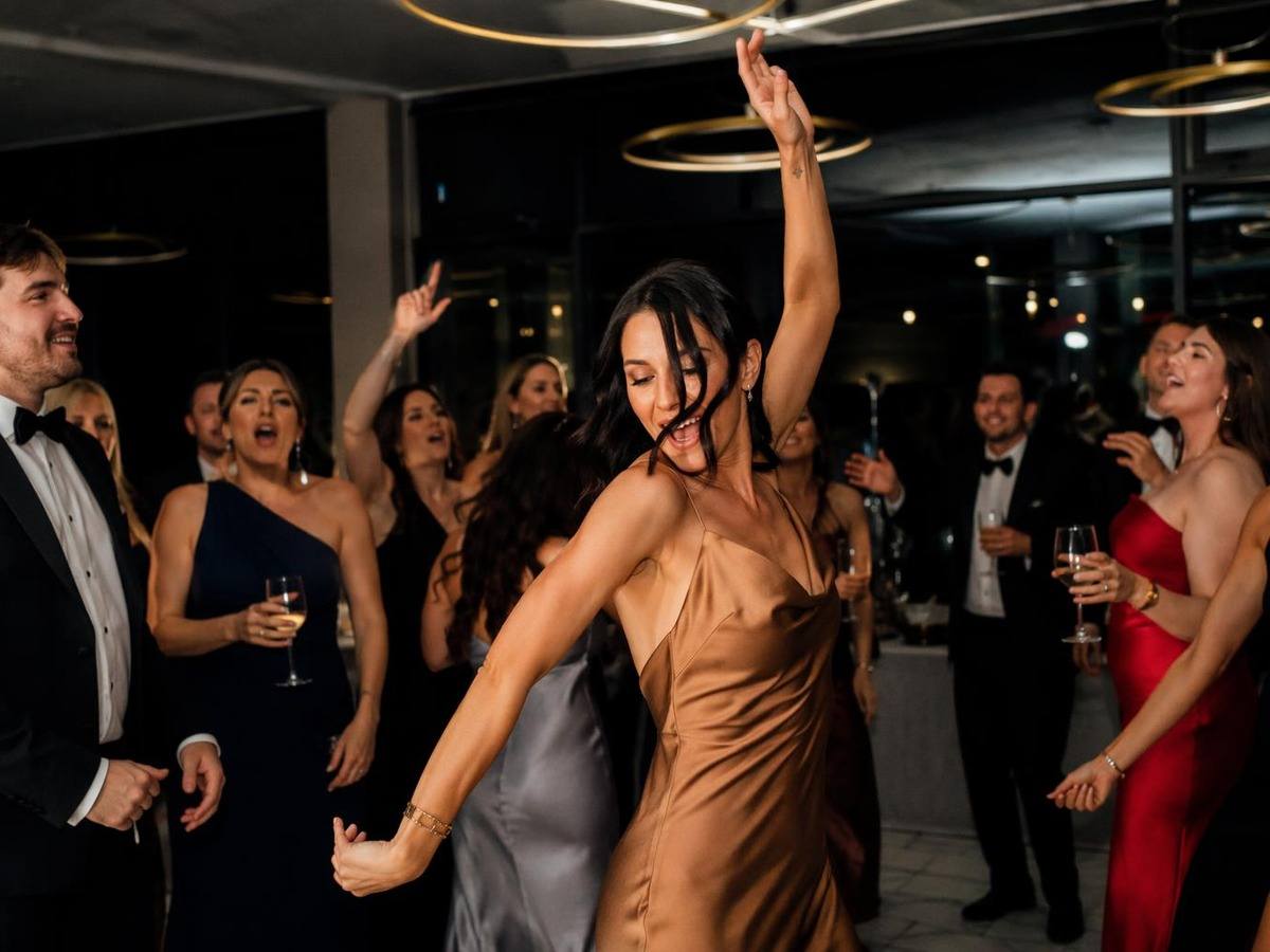 Gerador de vídeo de dança de festa IA capa de prompt 2 em 4: 3