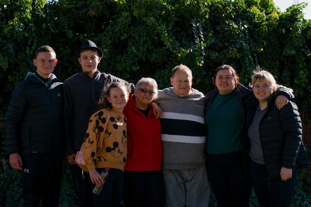 O familie adunată împreună, arătând fericită și plină de sprijin.