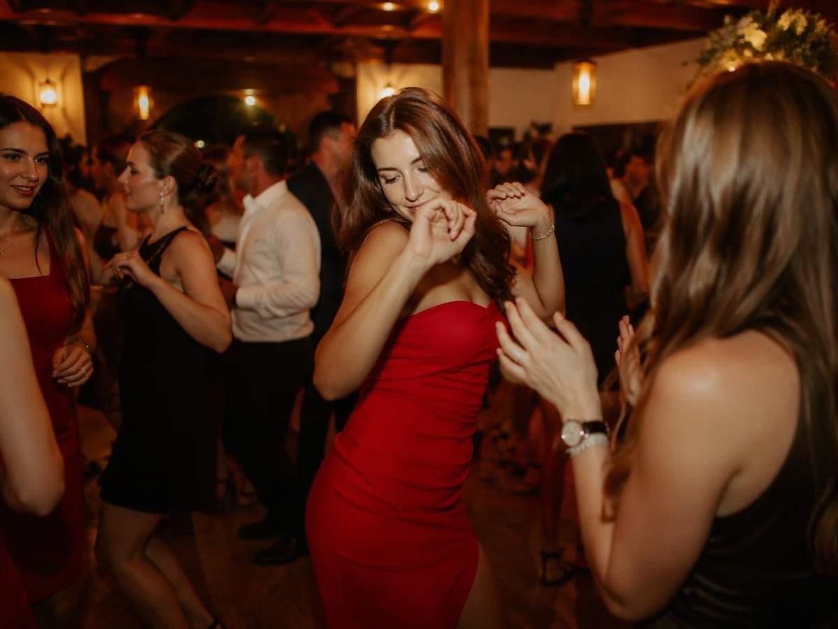 Gerador de vídeo de dança de festa IA capa de prompt 1 em 4: 3