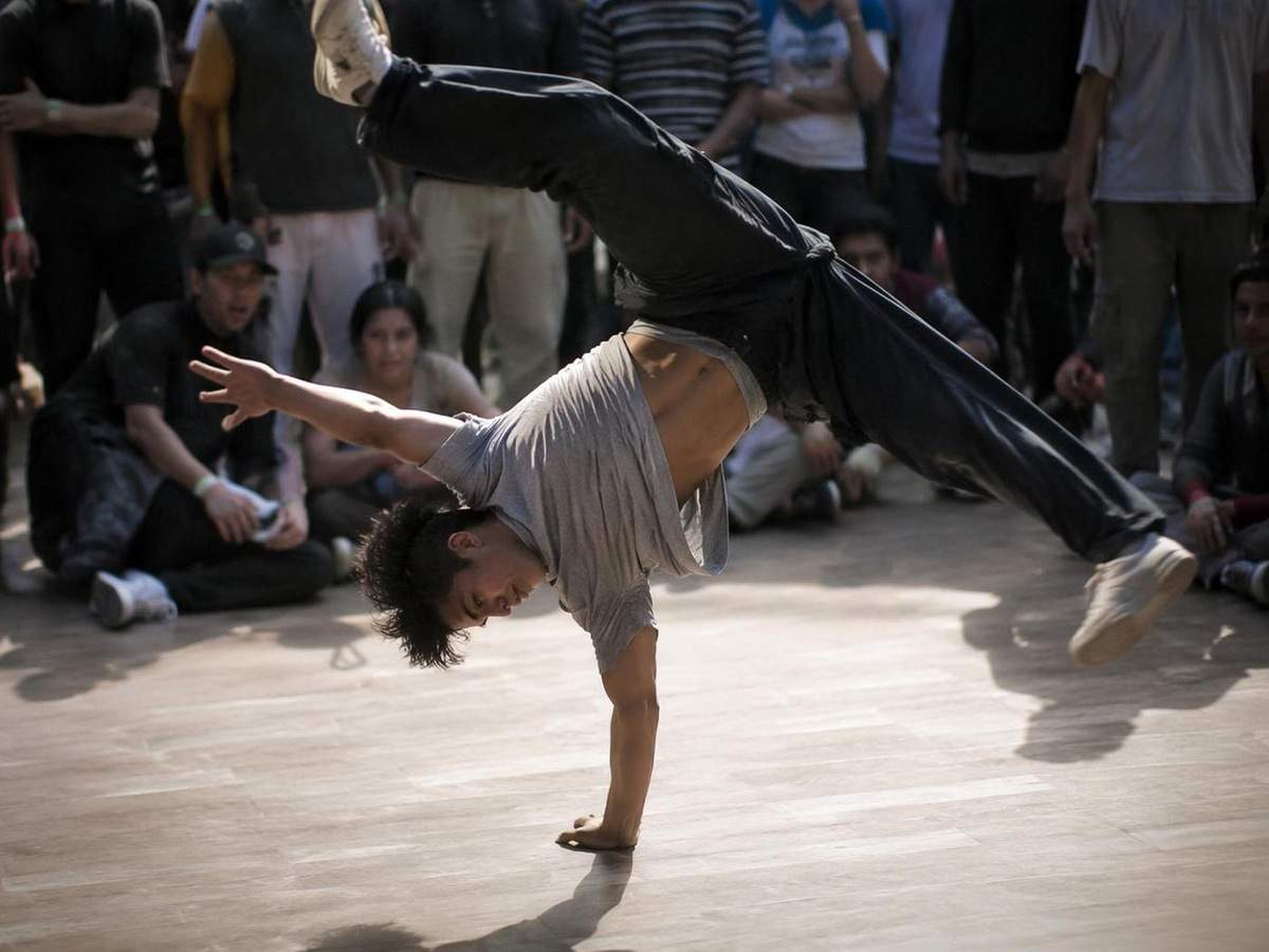 AI breakdance video generator prompt card distinct real photo 1 in 4:3