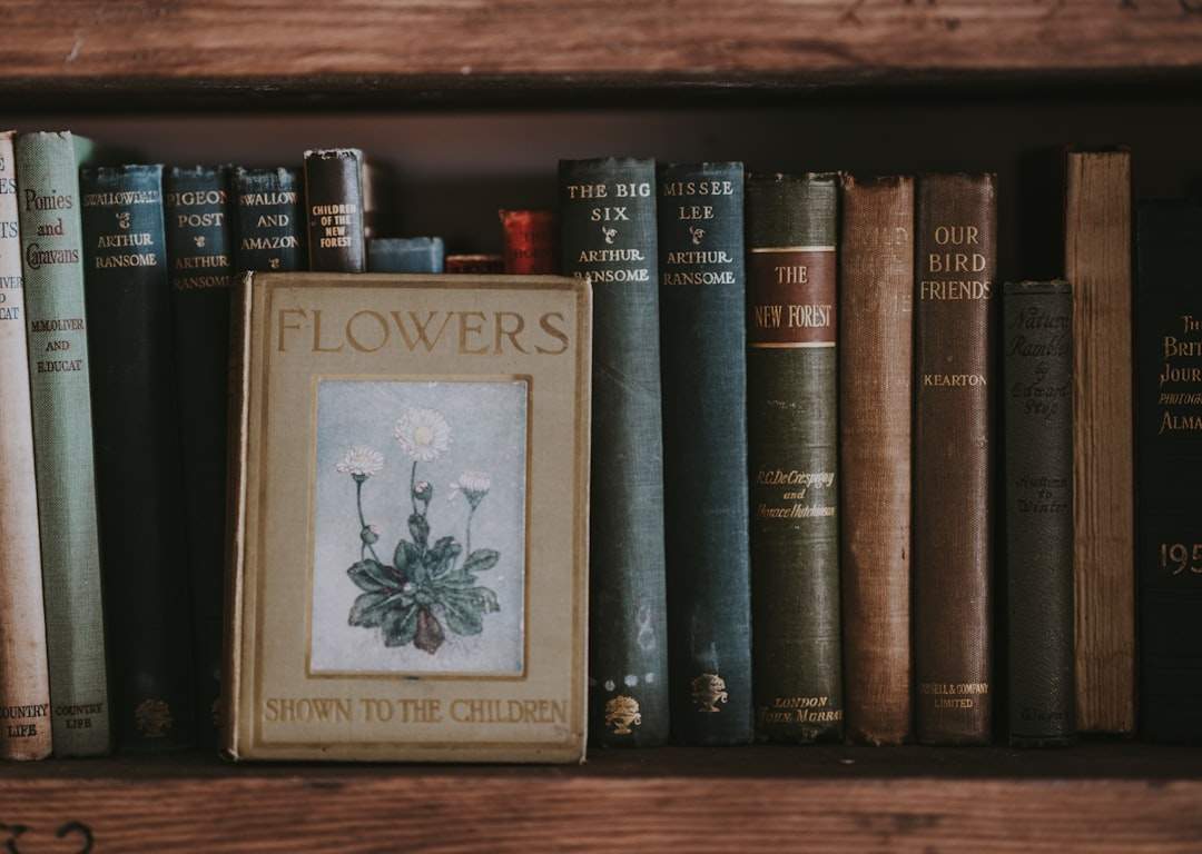 buku vintaj dengan bunga ditekan mewakili sastera dan keibuan