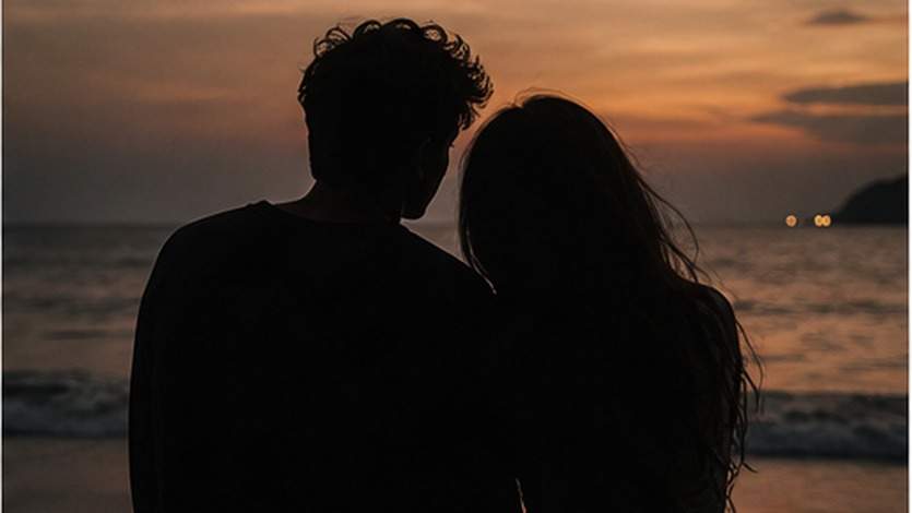 Beach Outline Couple