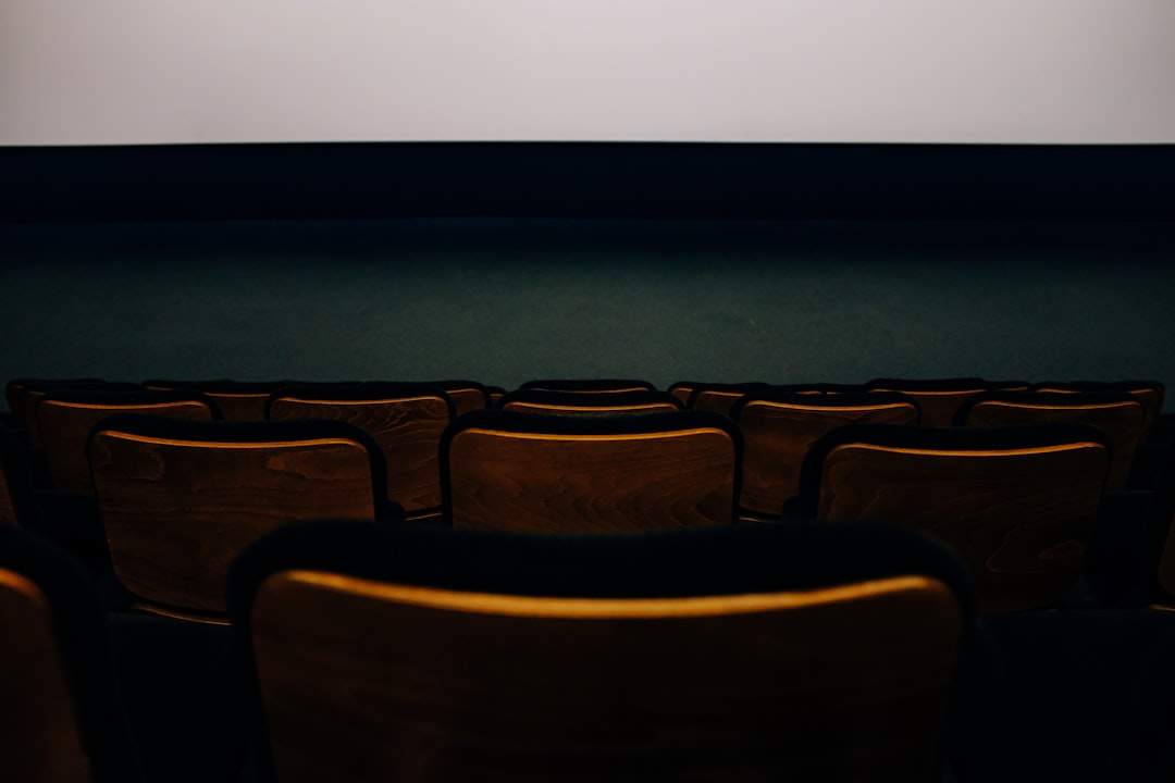 O persoană care urmărește un film într-un cadru home theater.