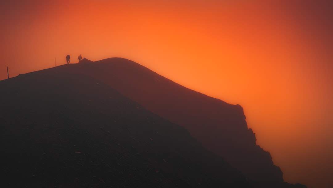 Una imagen abstracta que representa el éxito, tal vez una persona llegando a la cima de una montaña contra un amanecer, transmitiendo una sensación de viaje y logro.