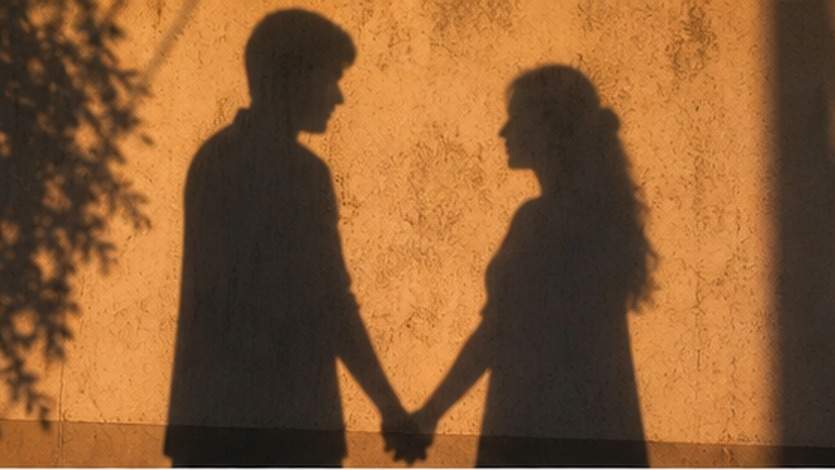 Cinematic Shadow Holding Hand Prompt Beispiel 2