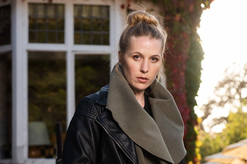 Outdoor portrait with butterfly lighting effect using sun and reflector
