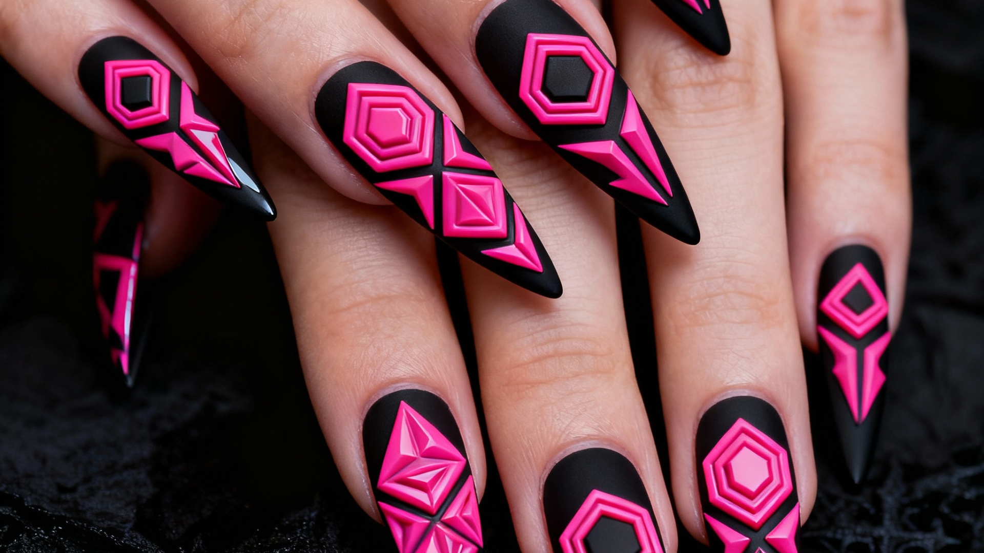 Diseño de uñas inspirado en el Neo-Gótico