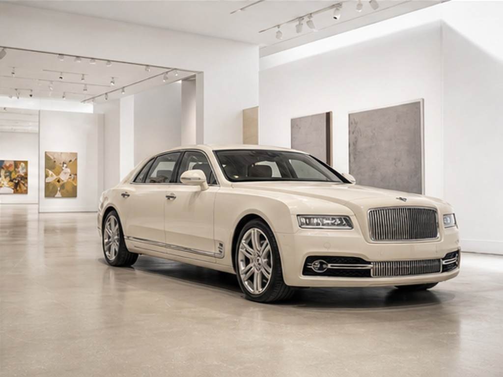 Gemini Rolls-Royce Auto-Eingabeaufforderungen Beispiel 6 - Weißes Galeriestudio