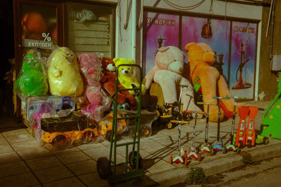 Ein farbenfrohes Standbild aus einem Animationsfilm wie Shrek oder Toy Story.