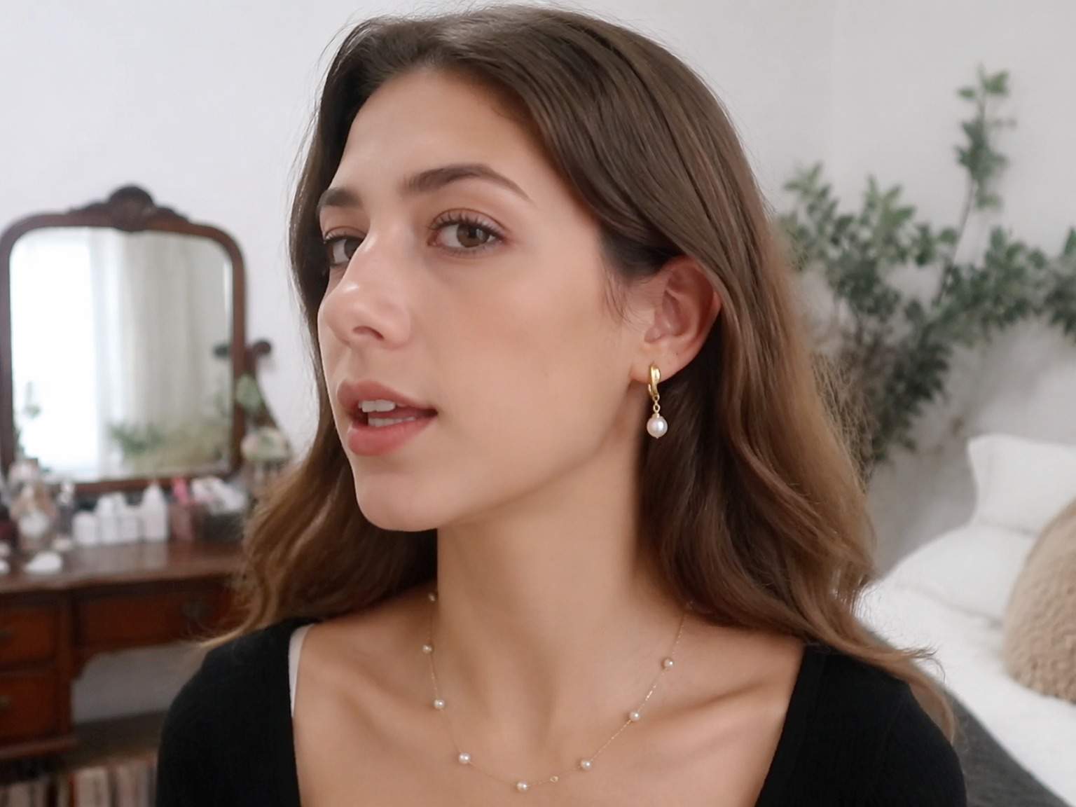 Dreamina remove jewelry from video prompt example 2: Repair the background naturally