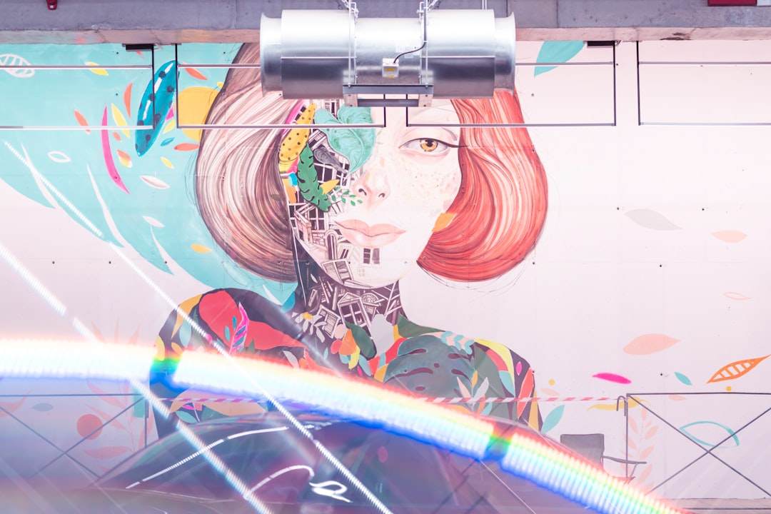 ユーザーインターフェースとやり取りする未来的なアニメキャラクター