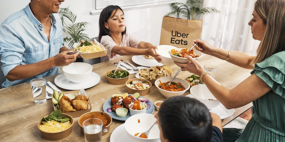 Η τρέχουσα διαφήμιση στο YouTube από το Uber Eats δείχνει την παράδοση τροφίμων με ένα πιασάρικο θέμα