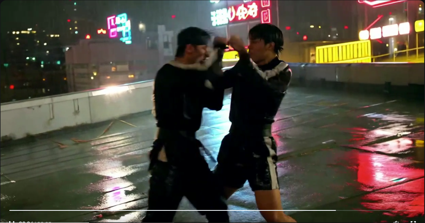 옥상 싸움 장면