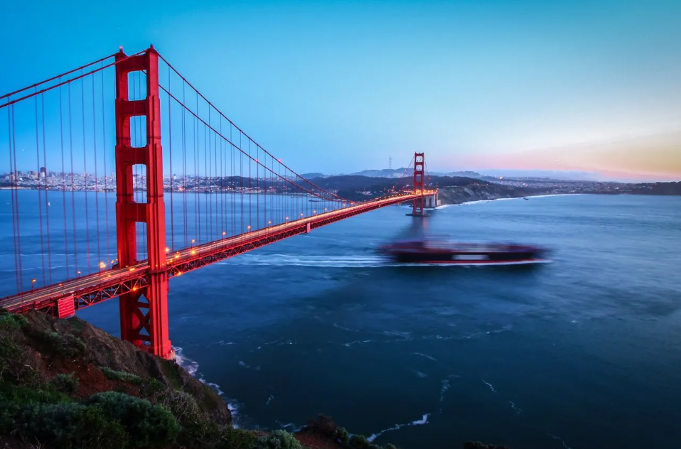 Best ideas for blue hour photography: Cityscapes and architecture