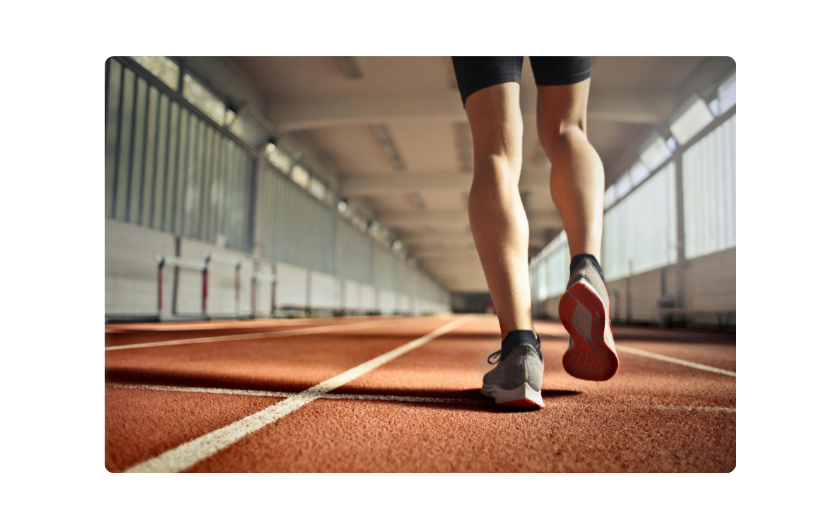 Athlet on a indoor track, ein dynamisches Konzept für gesichtslose YouTube-Kanalideen in Sport- und Fitnessinhalten.
