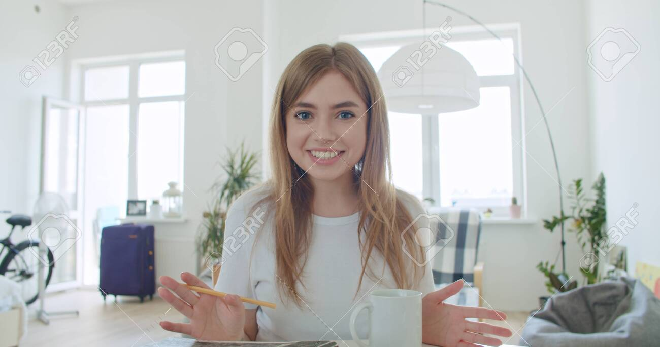 Vlogger spricht selbstbewusst vor der Kamera zu Hause.