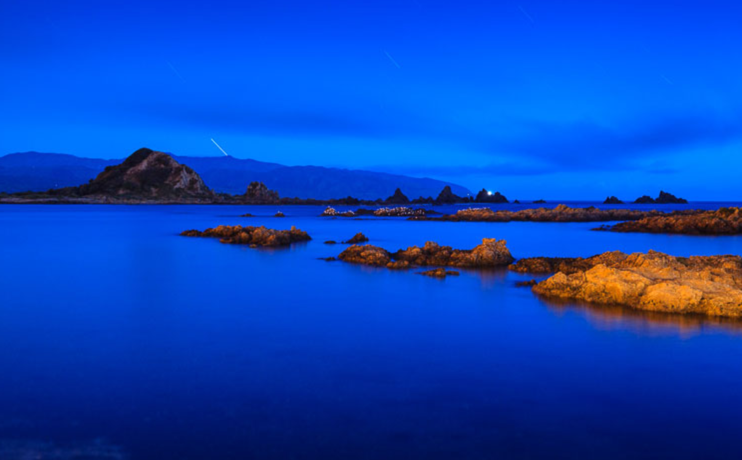 Best ideas for blue hour photography: Minimalist seascapes and lake views