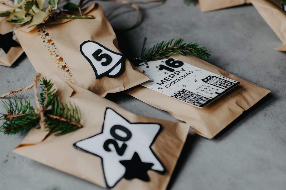Gift checklist with numbered badges