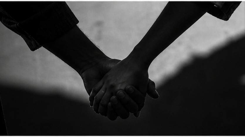 Cinematic Shadow Holding Hand Prompt Beispiel 3