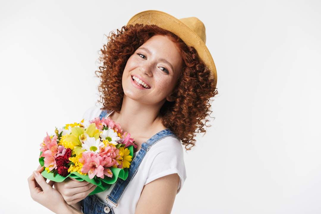 امرأة شابة يبتسم مع الزهور هدية رومانسية