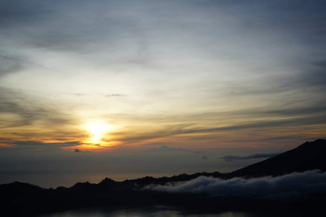 Sunrise sa isang tahimik na tanawin