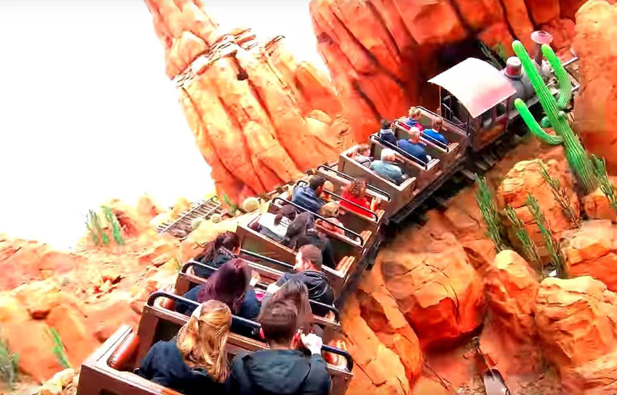 Vídeos de montanhas-russas da Disney em perspectiva POV