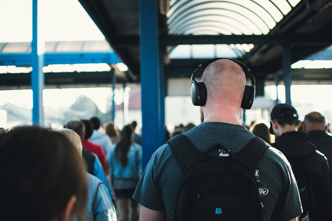 Isang magkakaibang grupo ng mga taong nakikinig sa audio gamit ang mga headphone, na kumakatawan sa pandaigdigang abot ng teknolohiyang text-to-speech.