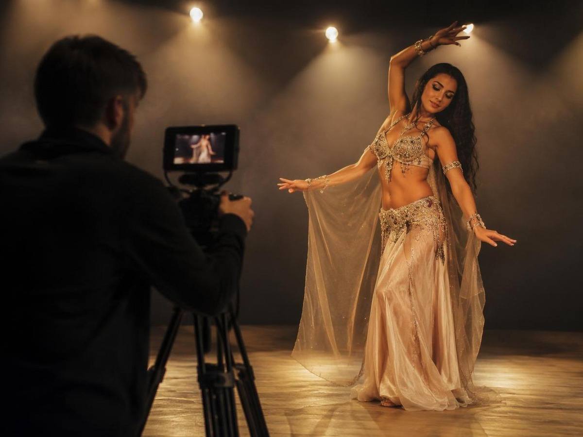 AI belly dance video generator prompt cover 2 in 4:3