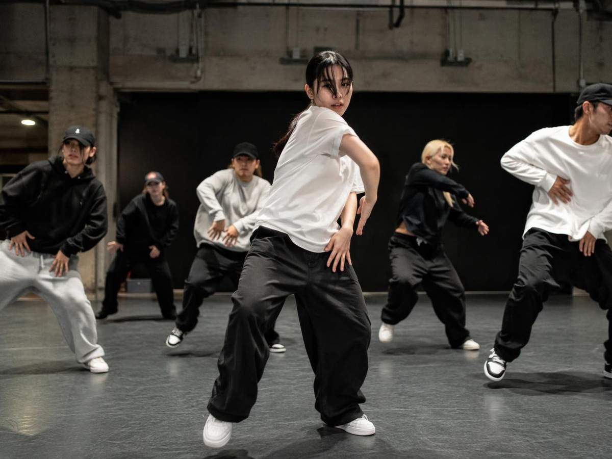 AI hip hop dance generator prompt card distinct real photo 2 in 4:3