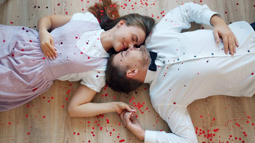 Para trzymająca się za ręce w romantycznej scenerii.