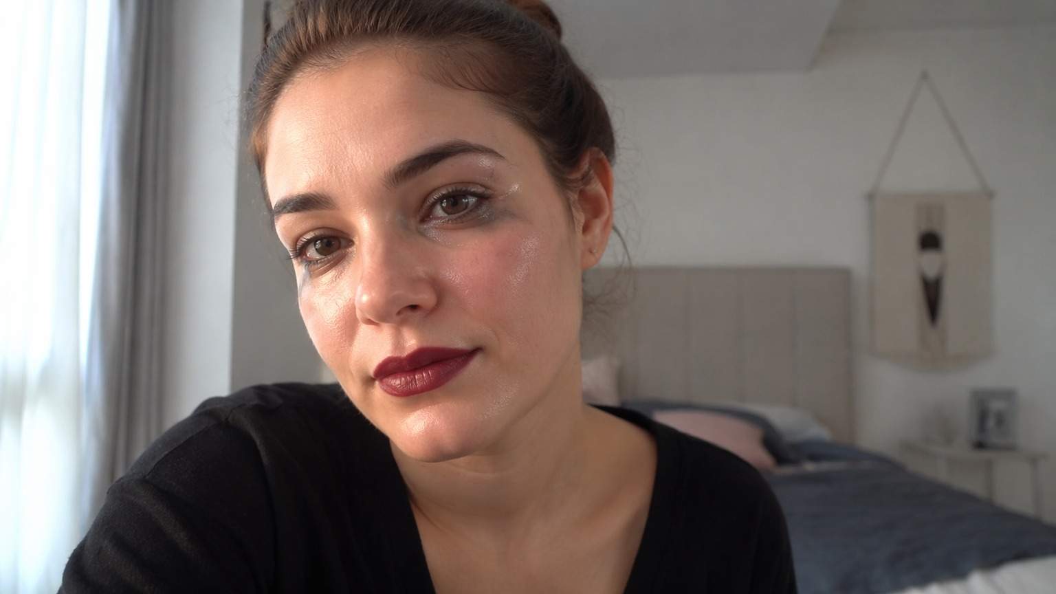 Dreamina entfernt Make-up von Videoheld Beispiel 2