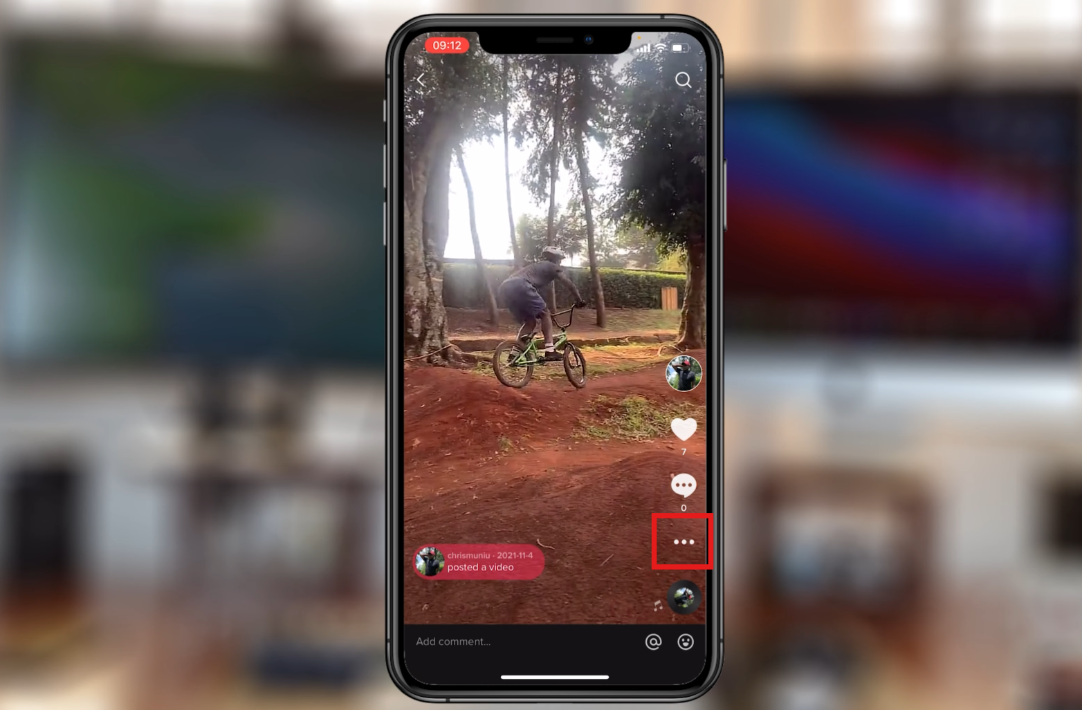 Klicke auf das Drei-Punkte-Symbol.