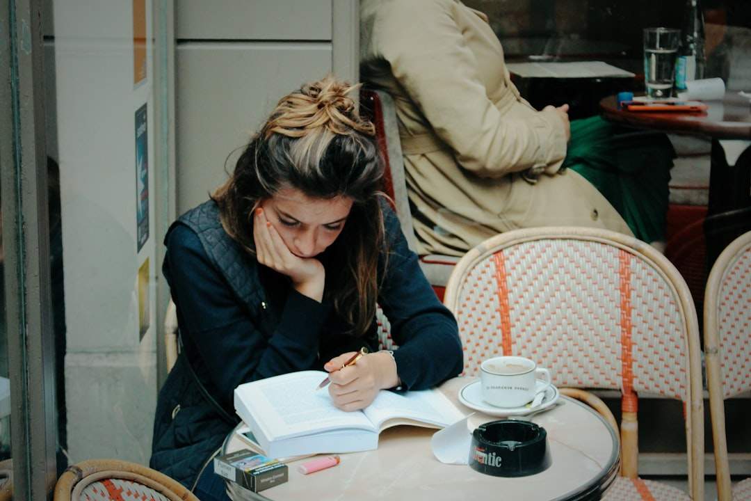 居心地の良い暖かい雰囲気に囲まれ、お茶を飲みながら感謝の日記を書く人。