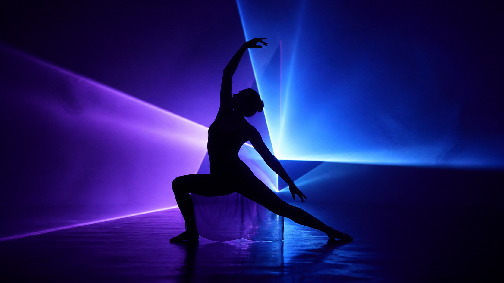 Neon Ultraviolett Glow Effect Prompt Beispiel 1 - Neon Ultraviolett Glow Effect Studioszene